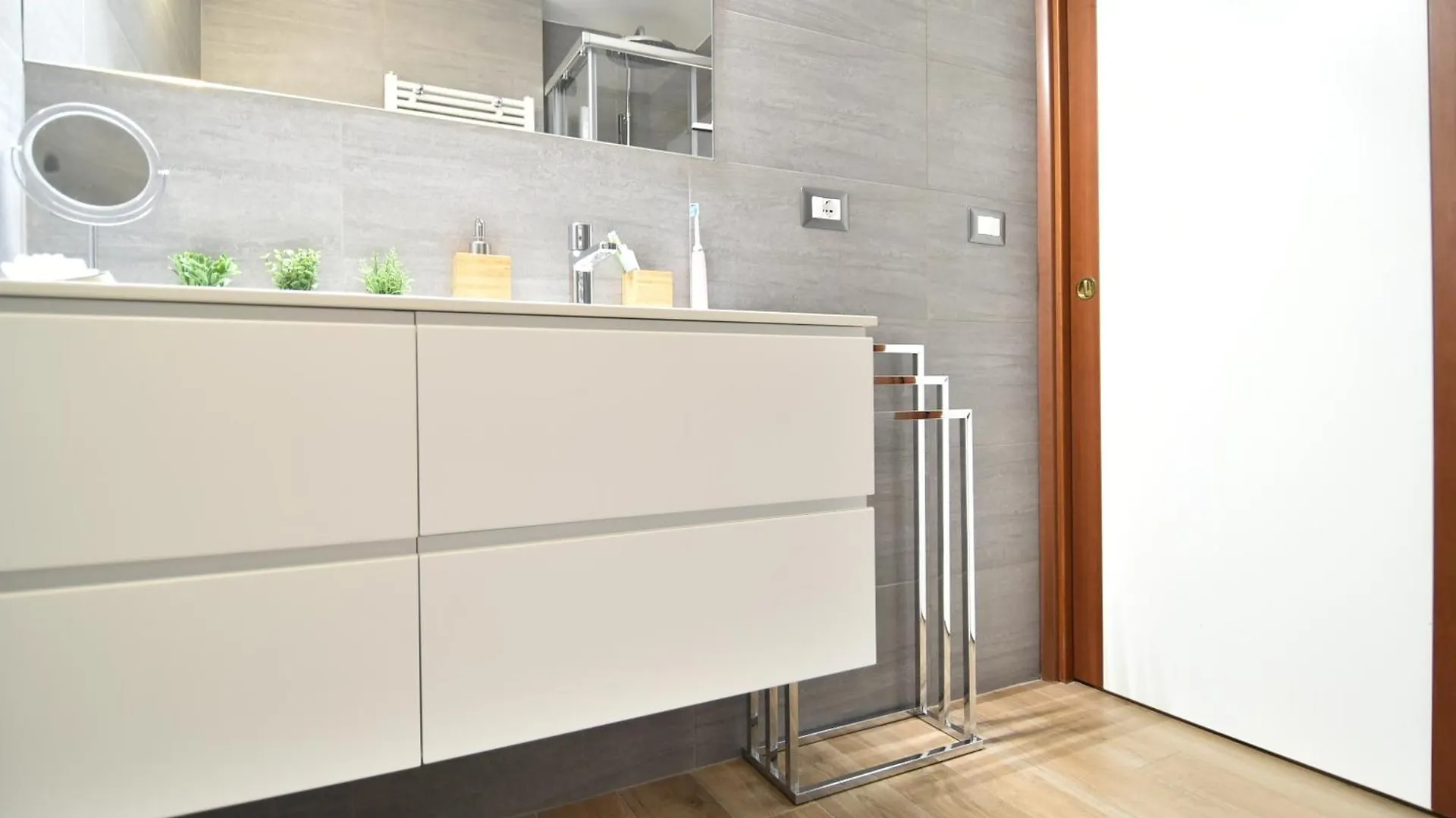 Apartment Luxury & Cozy 90 Sqm Flat Facing “Bosco Verticale” Milan
